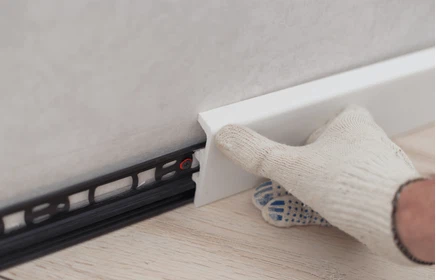 Wpis na blogu: Maskowanie kabli w mieszkaniu i domu – jak zadbać o estetykę i bezpieczeństwo?